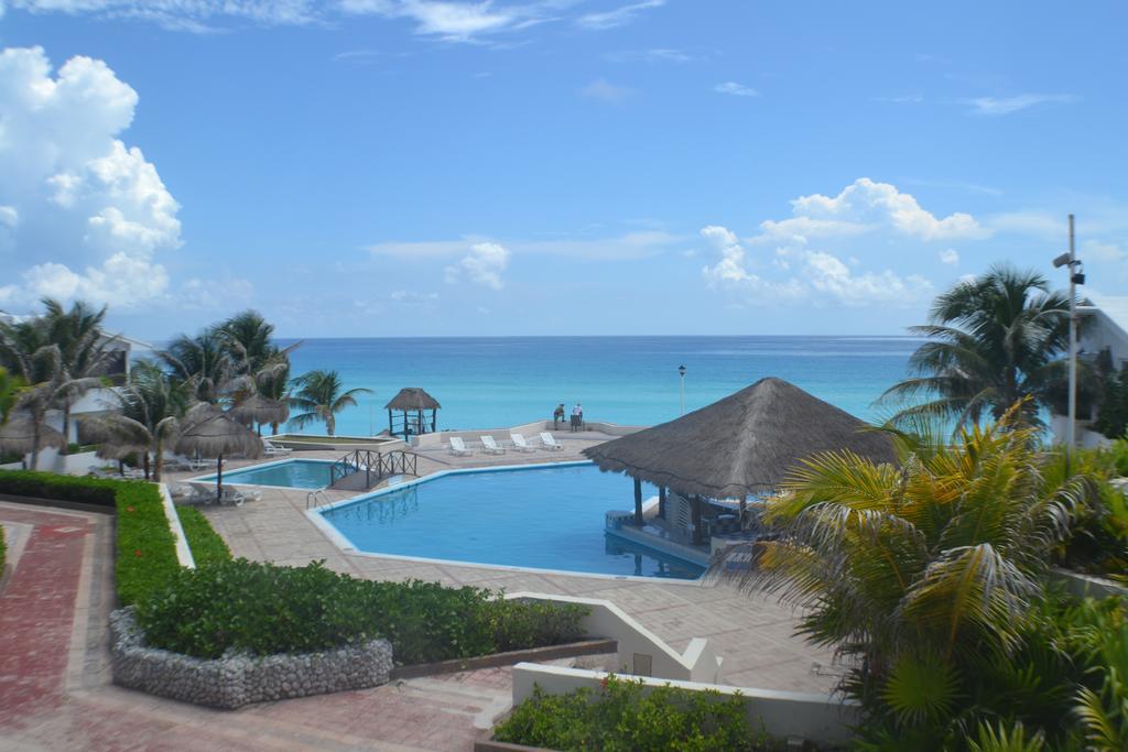 Brisas 10 Beachside Suites Cancun Exterior photo