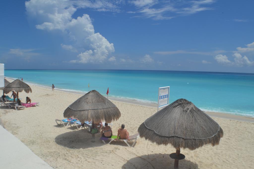 Brisas 10 Beachside Suites Cancun Exterior photo